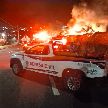 Incêndio de grandes proporções atinge depósito de material para reciclagem em Presidente Prudente